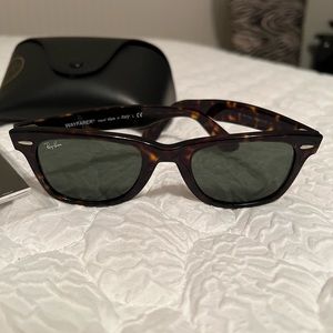 Ray-ban Wayfarer tortoise shell sunglasses
